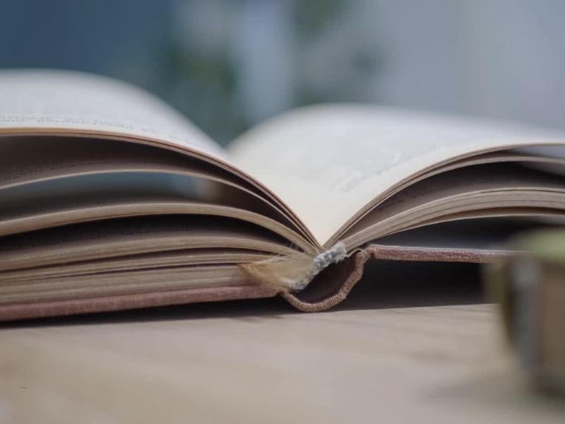 otvorena knjiga na stolu