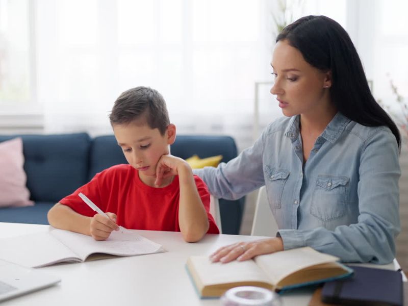 majka daje podršku detetu koje pati od disleksije