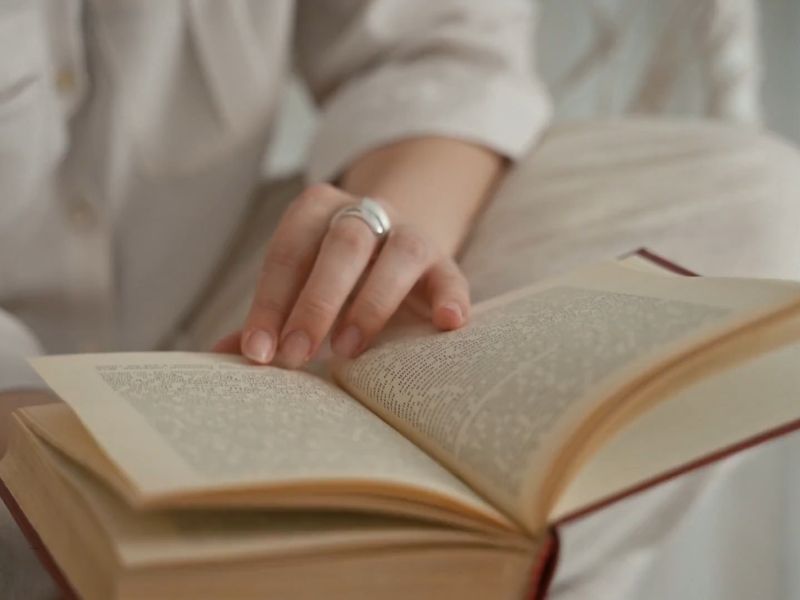 devojka čita knjigu