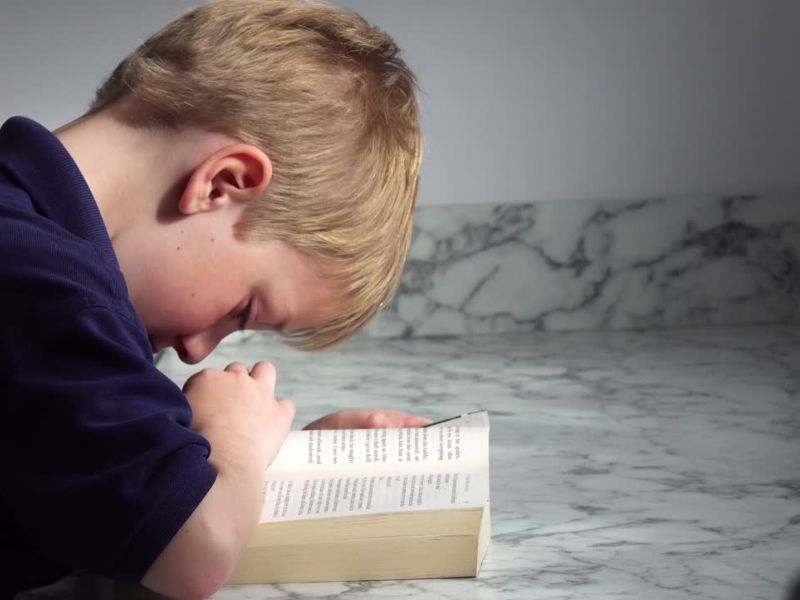 dečak koji pati od disleksije čita