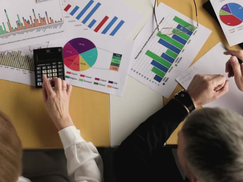 devojka i momak uče za studiranje na ekonomskom fakultetu